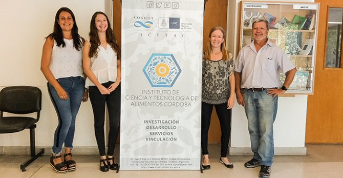 El doctor Daniel Wunderlin e integrantes de su grupo, las doctoras Magdalena Monferrán, Julieta Griboff y María Verónica Baroni.