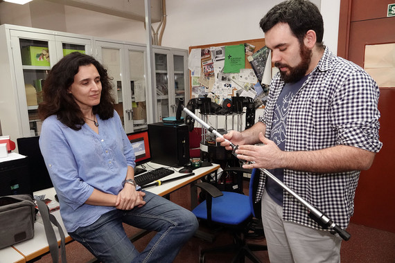 Investigadores del Grupo de Ingeniería de Sistemas Integrados de la Universidad de Málaga con el bastón que han diseñado. (Foto: UMA)