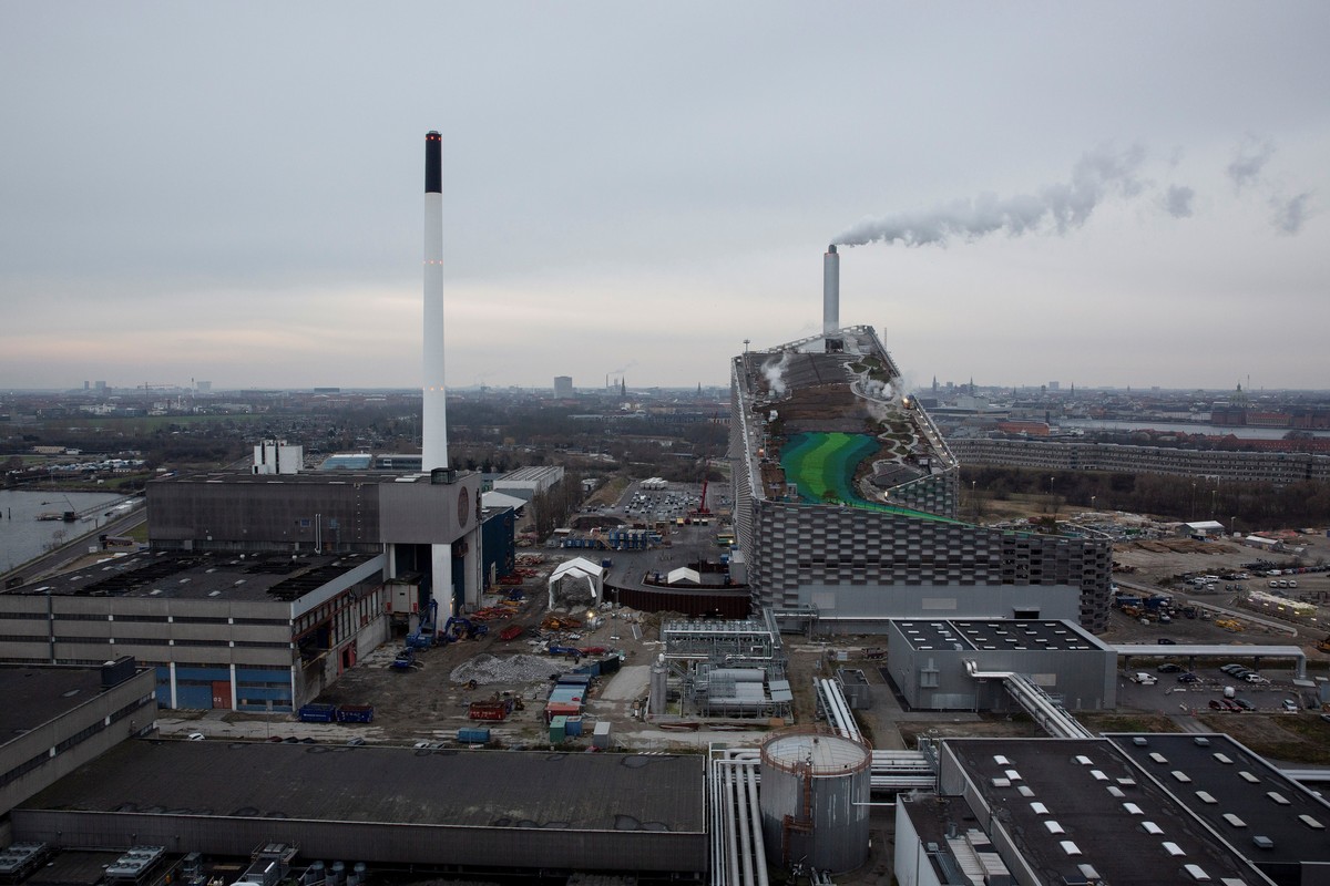 Para 2025, la ciudad industrial danesa que alguna vez estuvo repleta de esmog y polución por diésel, aspira a tener una huella de carbono cero al generar más energía renovable