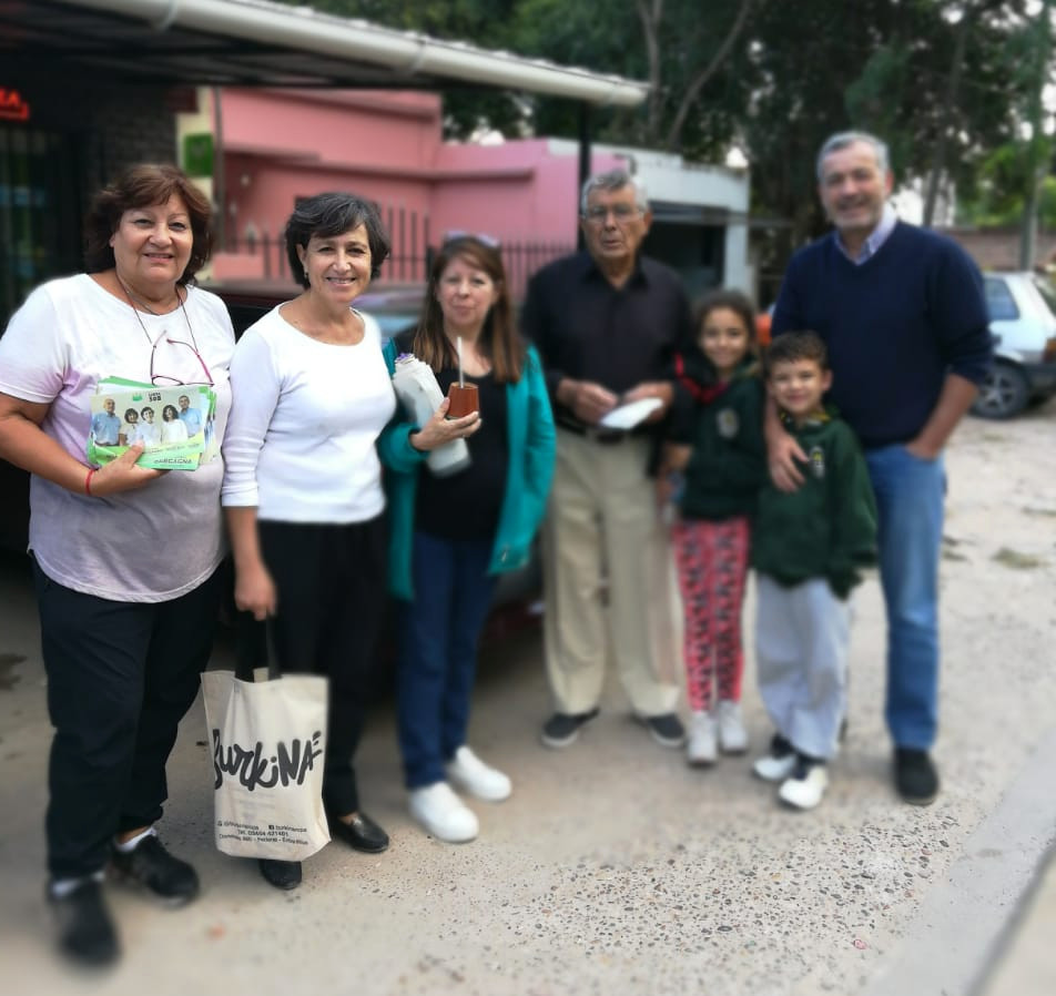La precandidata a intendenta, Emma Bargagna, y la precandidata a concejal, Juana Ávalos, recorren la ciudad de cara a las Paso.