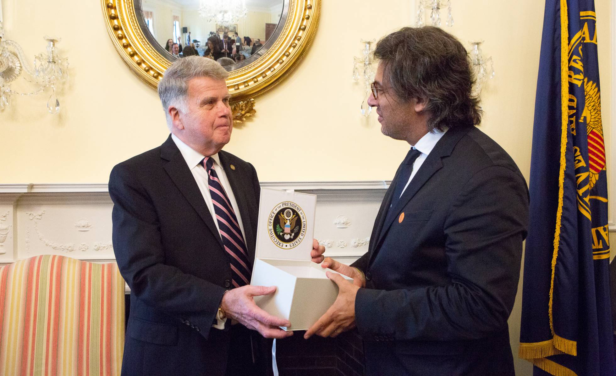 El titular de los Archivos Nacionales de Washington, David Ferreiro, entrega la caja con archivos digitales desclasificados al ministro argentino de Justicia, Germán Garavano.