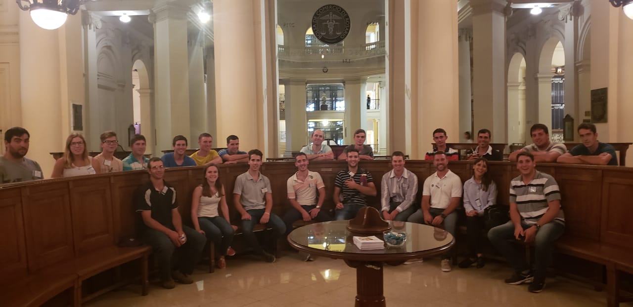 Los jóvenes recorrieron las instalaciones de la Bolsa de Comercio de Rosario.