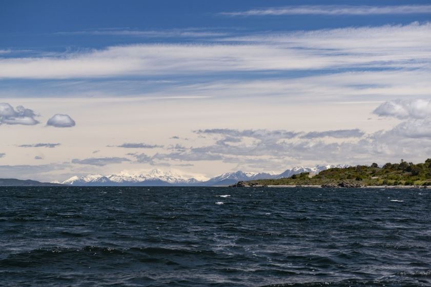 La iniciativa busca prohibir la explotación en criadero de especies salmónidas y requiere la intervención de la Cancillería Argentina para que inicie acciones diplomáticas y de vigilancia a la República de Chile