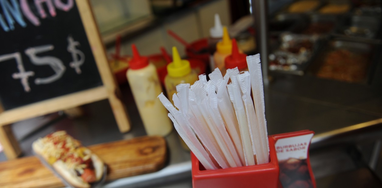 La medida rige para locales gastronómicos, quioscos, hoteles y boliches. Sólo los darán si el cliente los pide y dentro de seis meses ya no podrán entregarlos en ningún caso