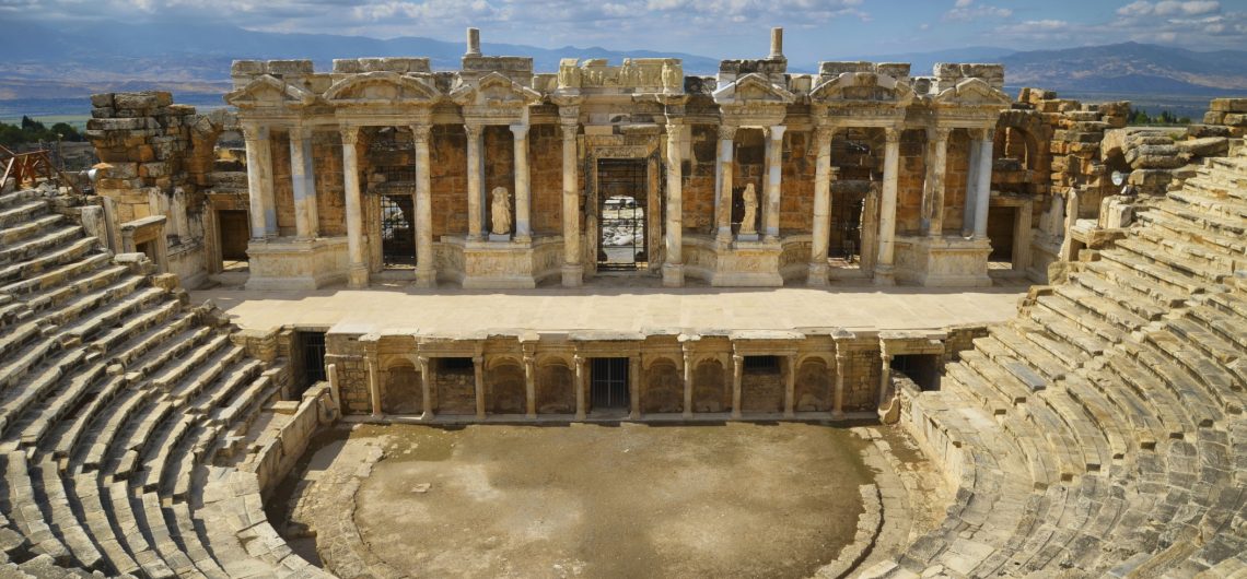 La antigua ciudad helenística de Hierápolis, Pamukkale (  “castillo de algodón” en turco) es una  maravilla natural.