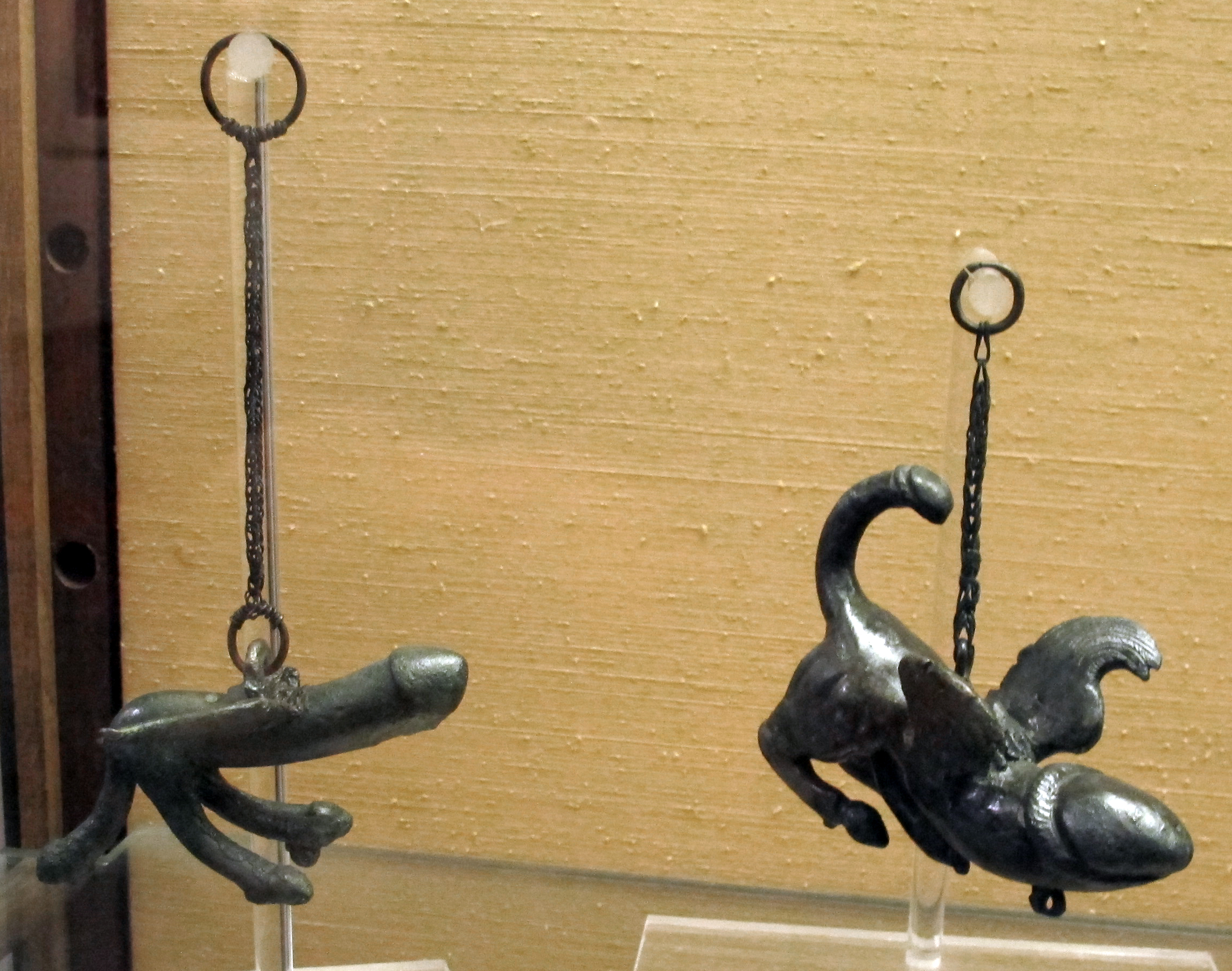 Los antiguos romanos ponían talismanes con forma de falo colgando en las puertas para ahuyentar el mal de ojo.