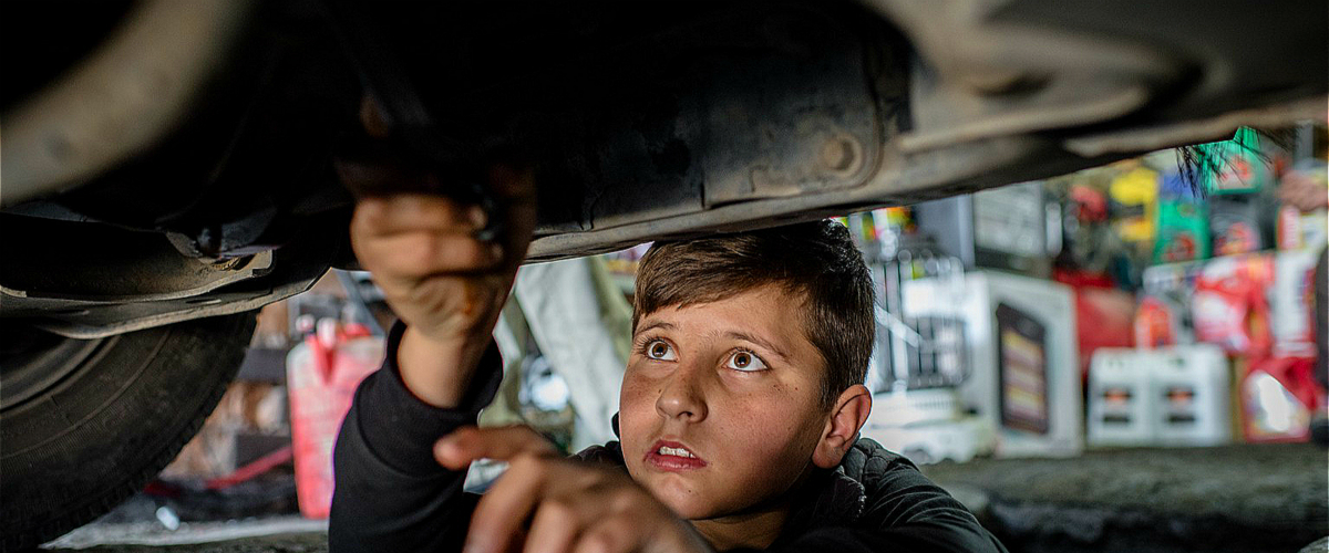<br />En marzo de 2016, Mohammed de 12 años, refugiado sirio de Kobani, trabajaba como mecánico en un taller de reparación de coches en Erbil (Iraq). Foto: UNICEF