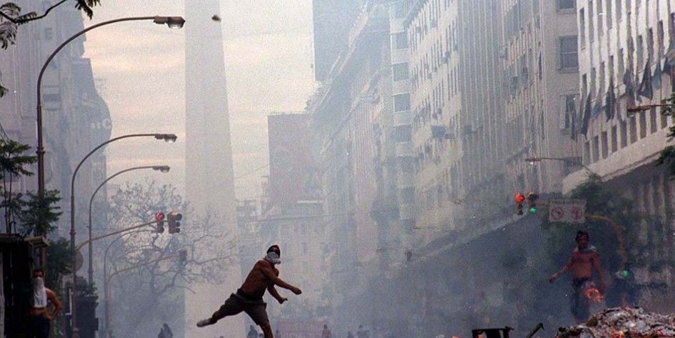 Las barras brava como instrumento político ya ayudaron a “bajar” el gobierno de la Alianza, en 2001.