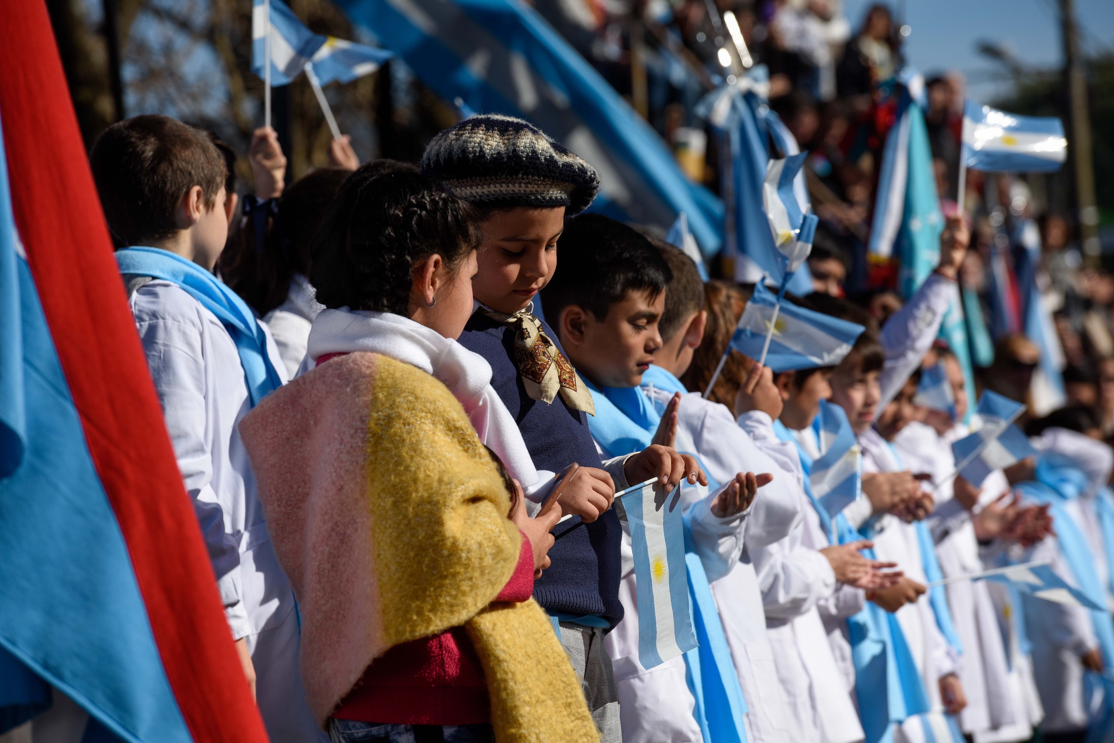 El gobierno provincial rememoró el Día de la Bandera con un acto en Pueblo Belgrano