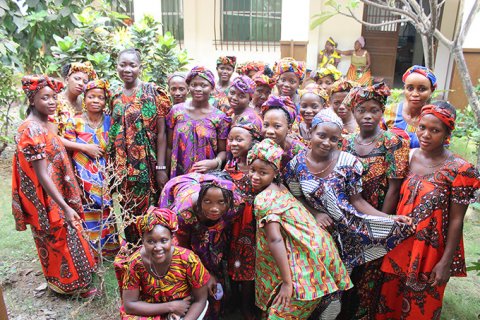 © Unfpa Sierra Leona 2018/Angelique Reid<br />Mujeres y niñas de celebración tras someterse exitosamente a una intervención quirúrgica de fístula obstétrica en el centro de mujeres de Aberdeen en Freetown.