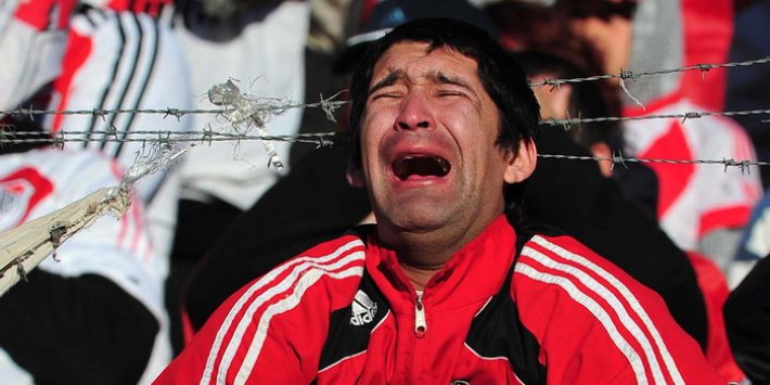 Un hincha llora desconsolado, gtras el descenso de River.