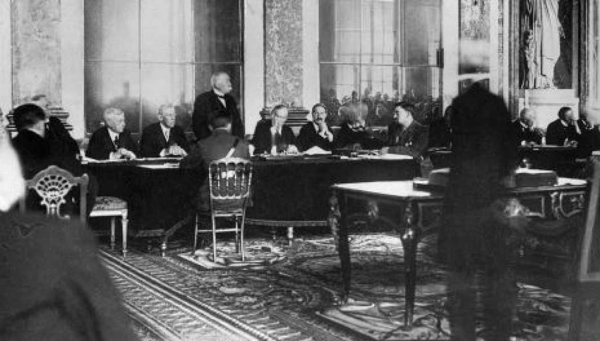 El 28 de junio de 1919 se firmó en  la Sala de los Espejos del palacio de Versalles   en Francia,  el tratado  que impuso gravosas condiciones a los alemanes.