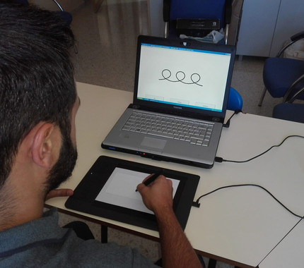 Prueba de escritura sobre tableta digital realizada para el estudio. (Foto: Universidad de Jaén)
