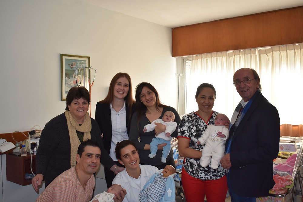 Los directores Asselborn y Bertonchini, junto a los niños y sus familiares.