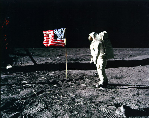 Aldrin saluda a la bandera de EE UU. (Foto: Nasa)