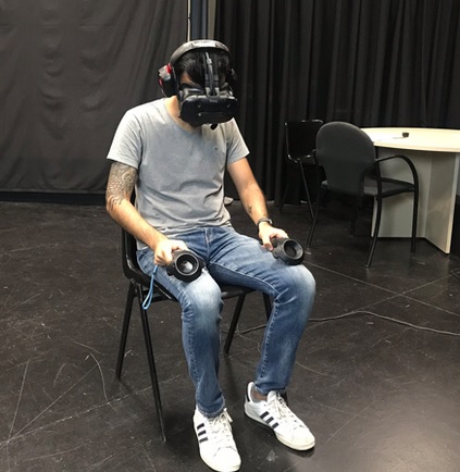 Cuando se sumergía en la realidad virtual, el participante veía una representación de sí mismo al mirar partes de su propio cuerpo o cuando se observaba en un espejo. (Foto: U. Barcelona)