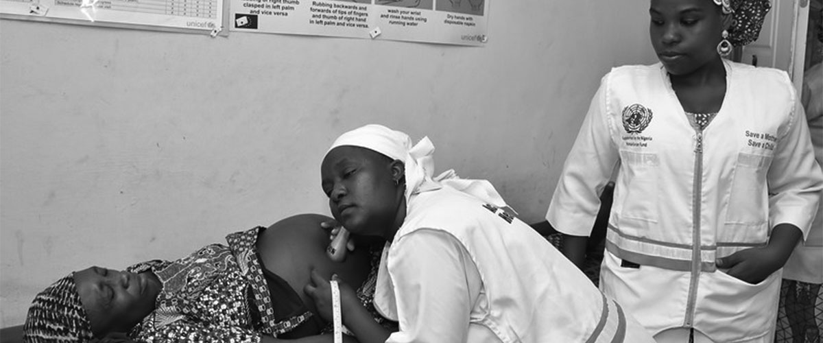 Las trabajadoras humanitarias del Fondo Humanitario de Nigeria' brindan atención materna en el estado de Adamawa, Nigeria. Foto: OCHA/NHF/AHI.