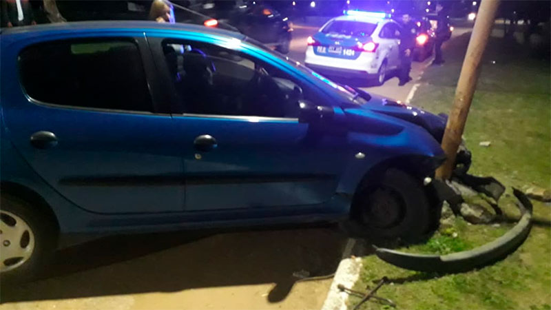 El auto quedó incrustado en el poste de luz.