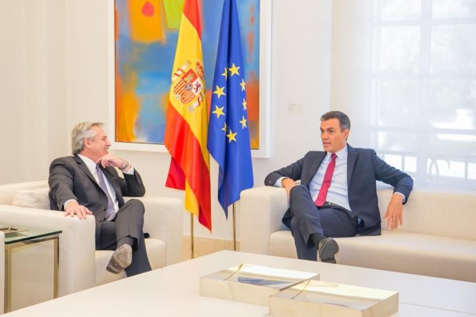 El presidente de gobierno español, Pedro Sanchez, recibió al candidato a presidente por el Frente de Todos, Alberto Fernandez.
