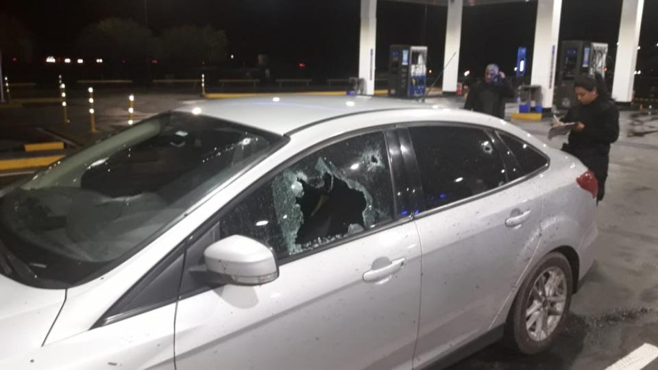 El jefe de la Policía Federal Argentina (PFA) de la delegación Santa Fe fue atacado a balazos este lunes por la noche cuando circulaba en auto por la autopista Rosario-Buenos Aires.