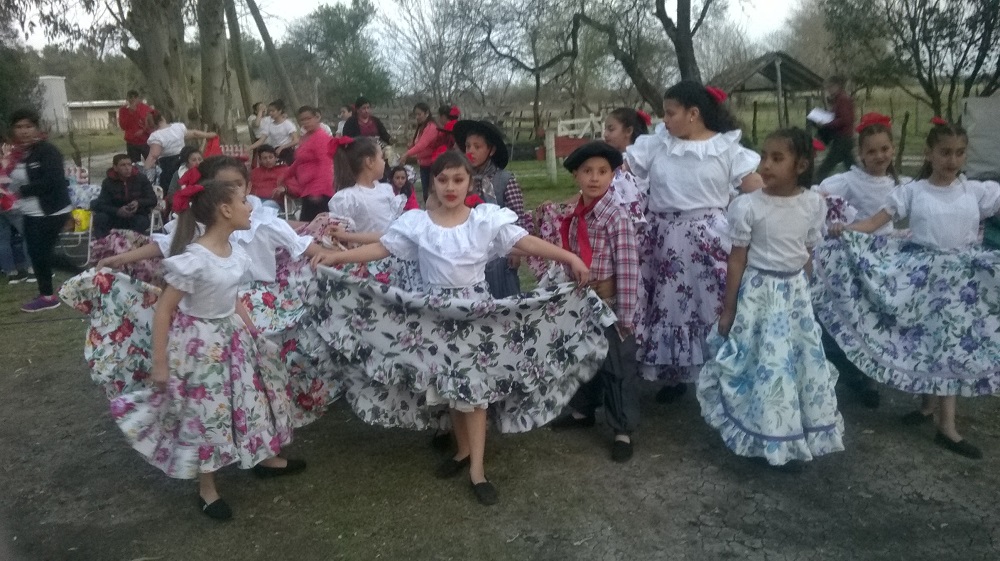 Danza. Mas de 50 niños y jóvenes en El Orejano, en homenaje a la identidad regional.