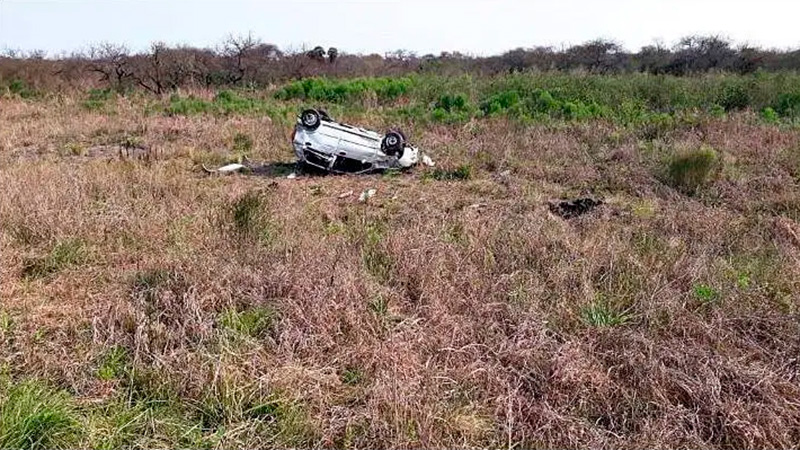 El auto quedó volcado tras dar varios tumbos.