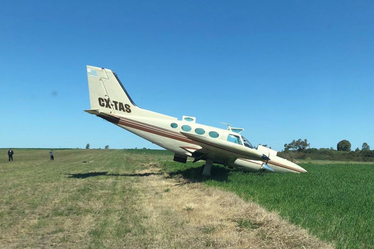 El avión quedó con su nariz hacia abajo, tras despistar.