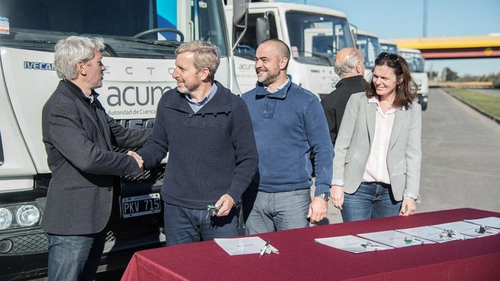 El ministro del Interior, Rogelio Frigerio, y el titular de Acumar, Lucas Figueras, celebraron la entrega del certificado de calidad de Iram al organismo ambiental.