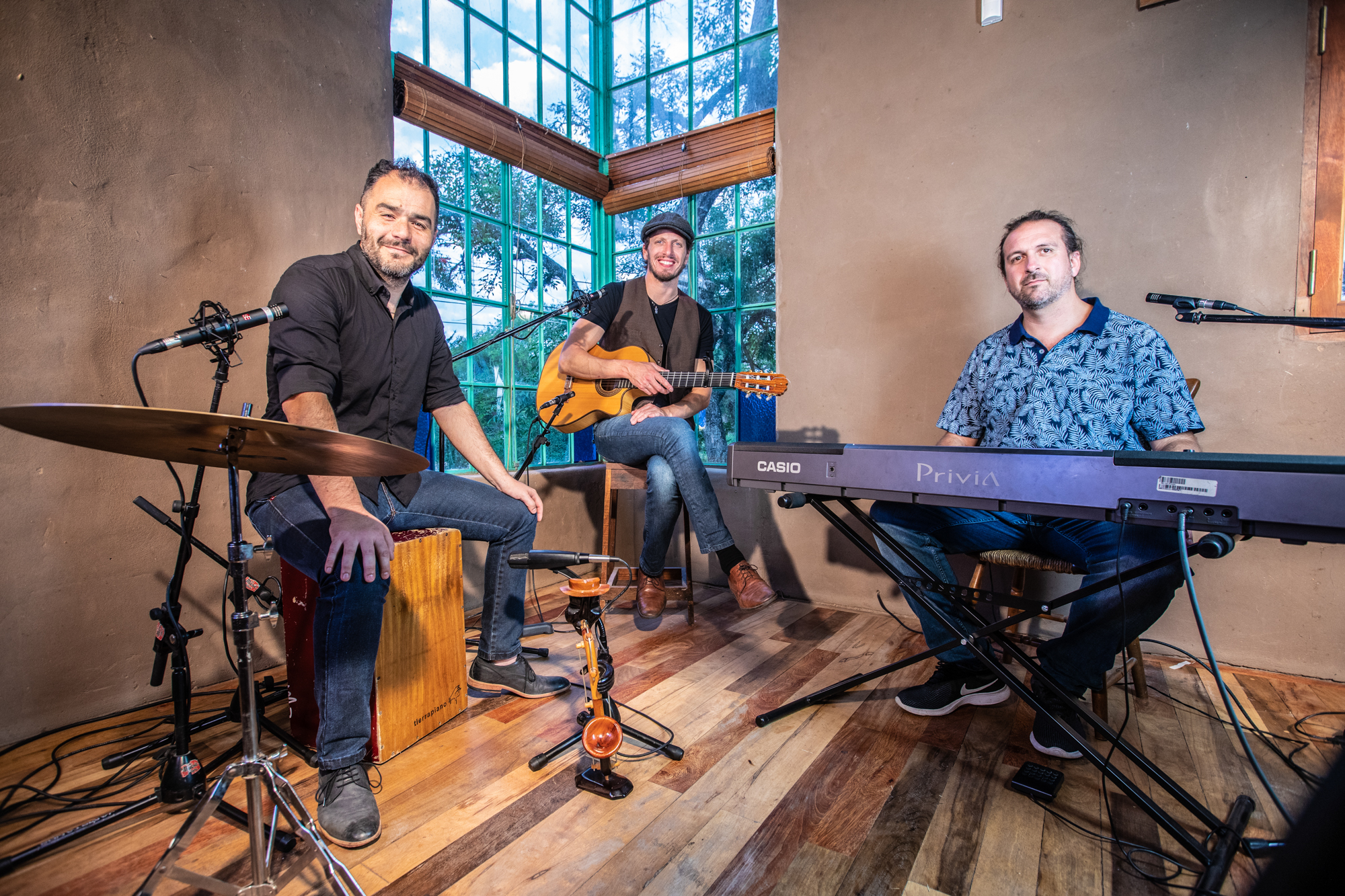 Ale Vitas (centro) se presenta junto a Facundo Aquilini en percusión e Iván Andreotti en teclados.