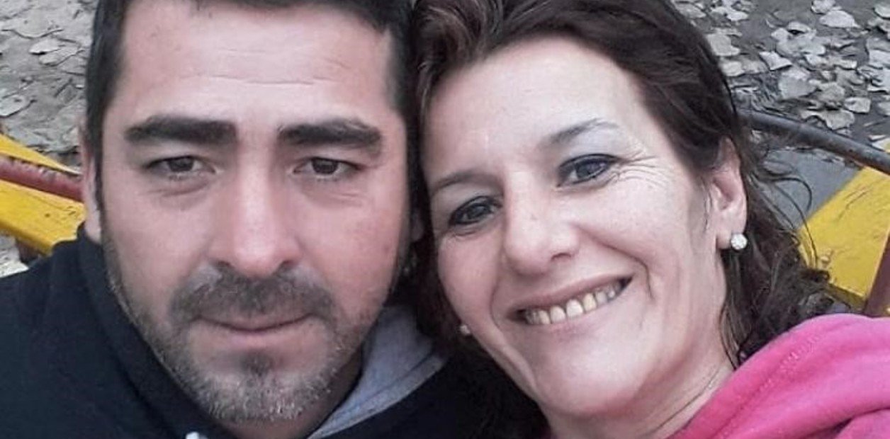 Elías Chávez (40), junto a su pareja.