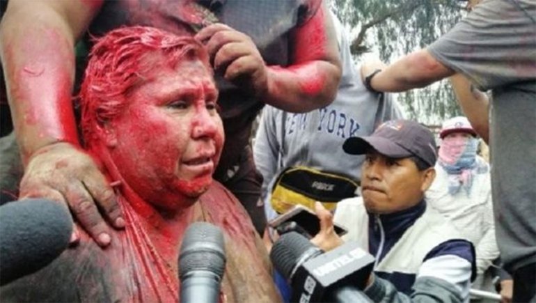 Bolivia: Opositores incendiaron el municipio de Vinto y agredieron a la alcadesa