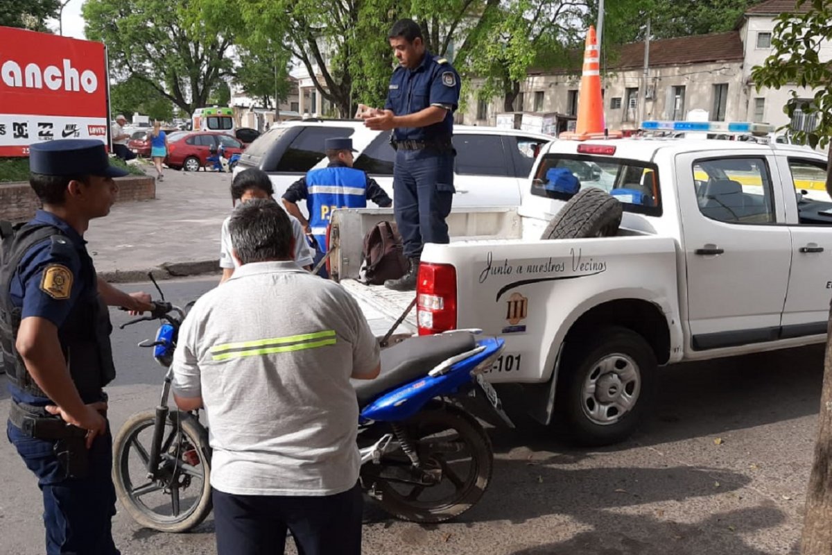 El motociclista resultó levemente herido.