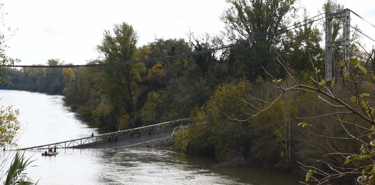 Las autoridades buscan a más personas que pudieron haberse precipitado al río Tarn. (AFP)