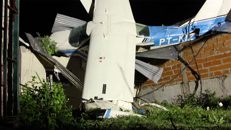 La avioneta cayó sobre una vivienda que estaba vacía.