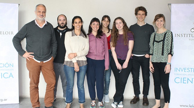 Gonzalo de Prat Gay, jefe del Laboratorio de Estructura-Función e Ingeniería de Proteínas en la Fundación Instituto Leloir, e integrantes de su grupo. (Foto: Agencia CyTA-Fundación Leloir)