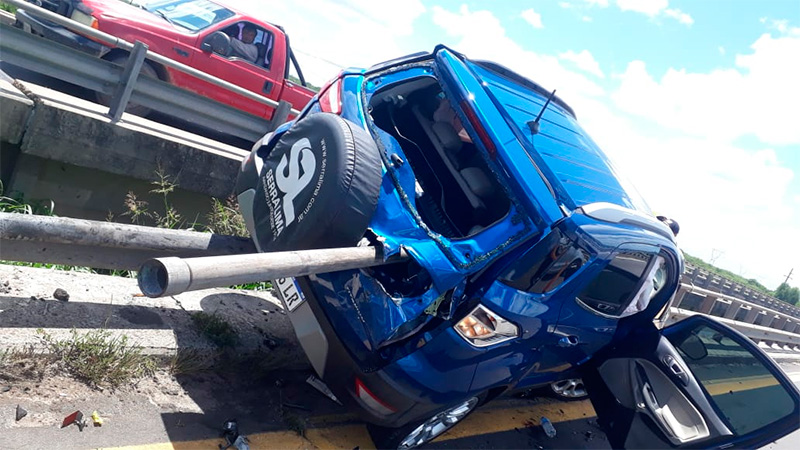 La camioneta quedó atravesada por la baranda de un puente hoy al mediodía.