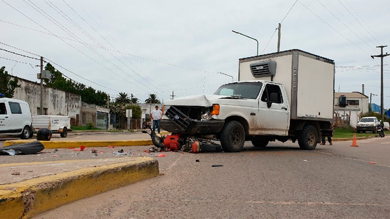 Motociclista murió tras ser embestido por camioneta en Gualeguaychú. (Radio Máxima)