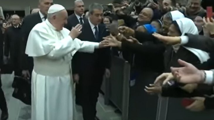 El papa Francisco bromeó con una monja visiblemente entusiasta de su presencia en el Vaticano.