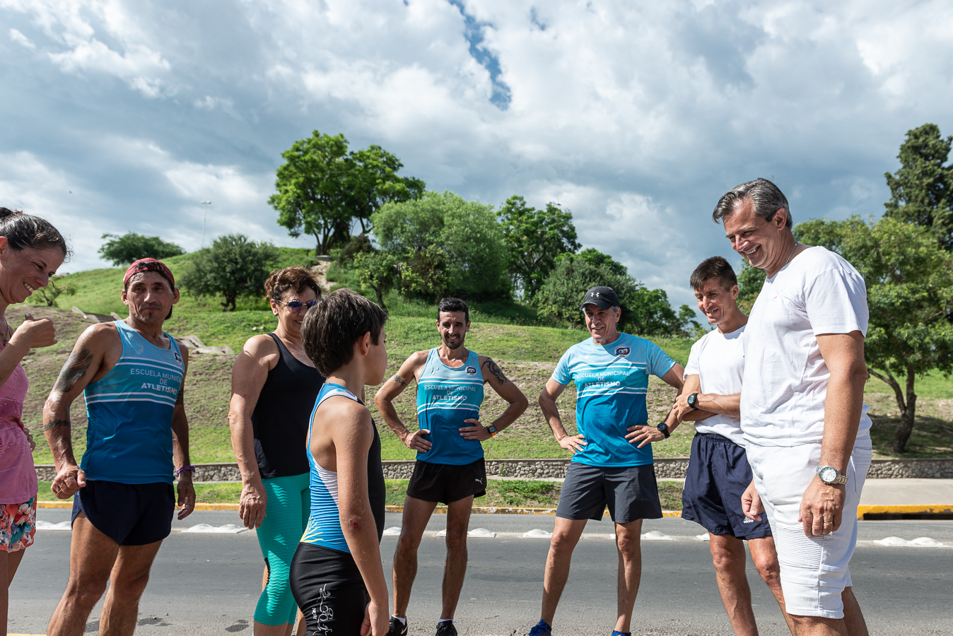 El intendente Bahl conversa con vecinos, en la costanera local.