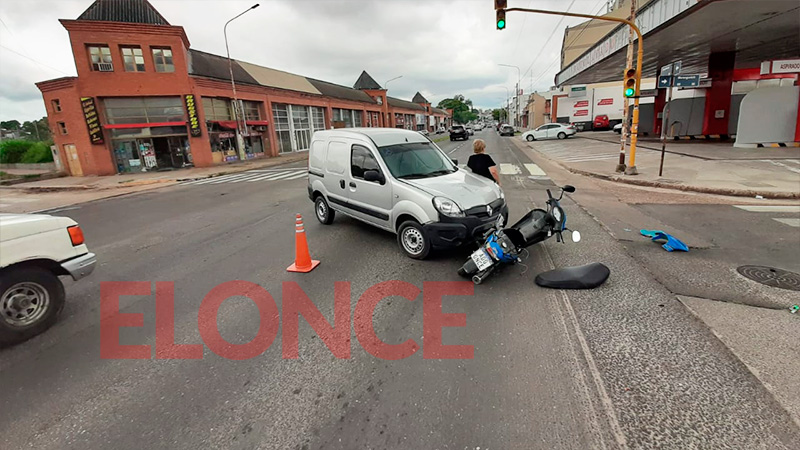 La mujer giró el U y chocó a un motociclista.