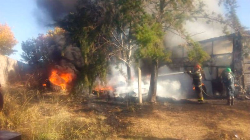 El incendio puso en riesgo una vivienda.