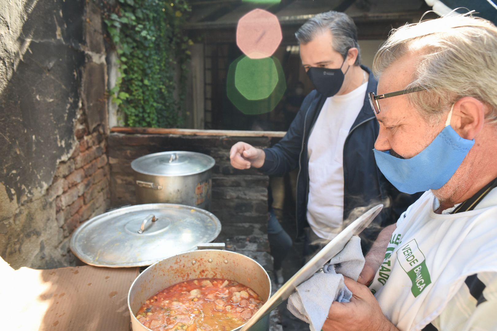La municipalidad de Paraná entregó locro a los vecinos.