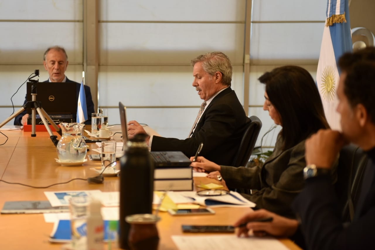El canciller Felipe Solá compartió la videoconferencia con alrededor de 30 entidades vinculadas al sector agroindustrial con parte de su equipo.