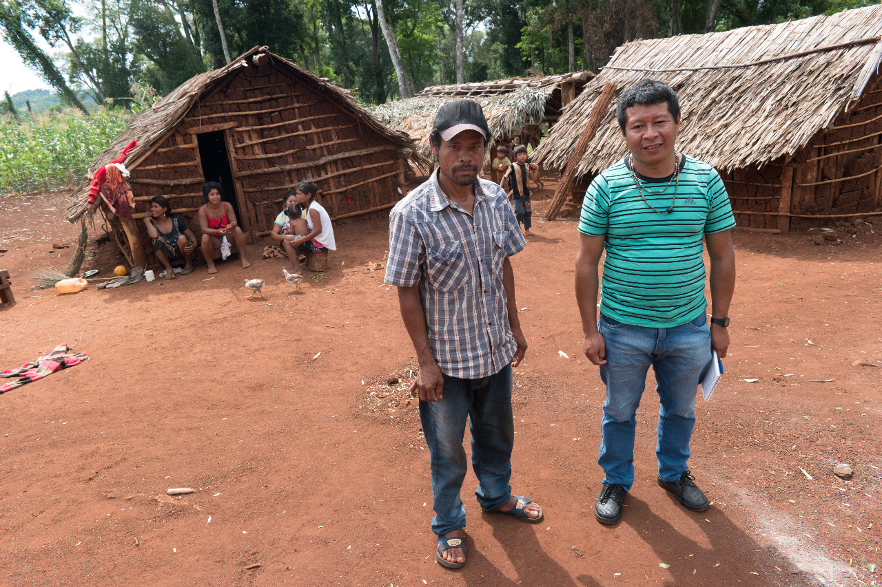 Investigador del proyecto Ticca de Argentina con habitantes de pueblos indígenas y comunidades locales-