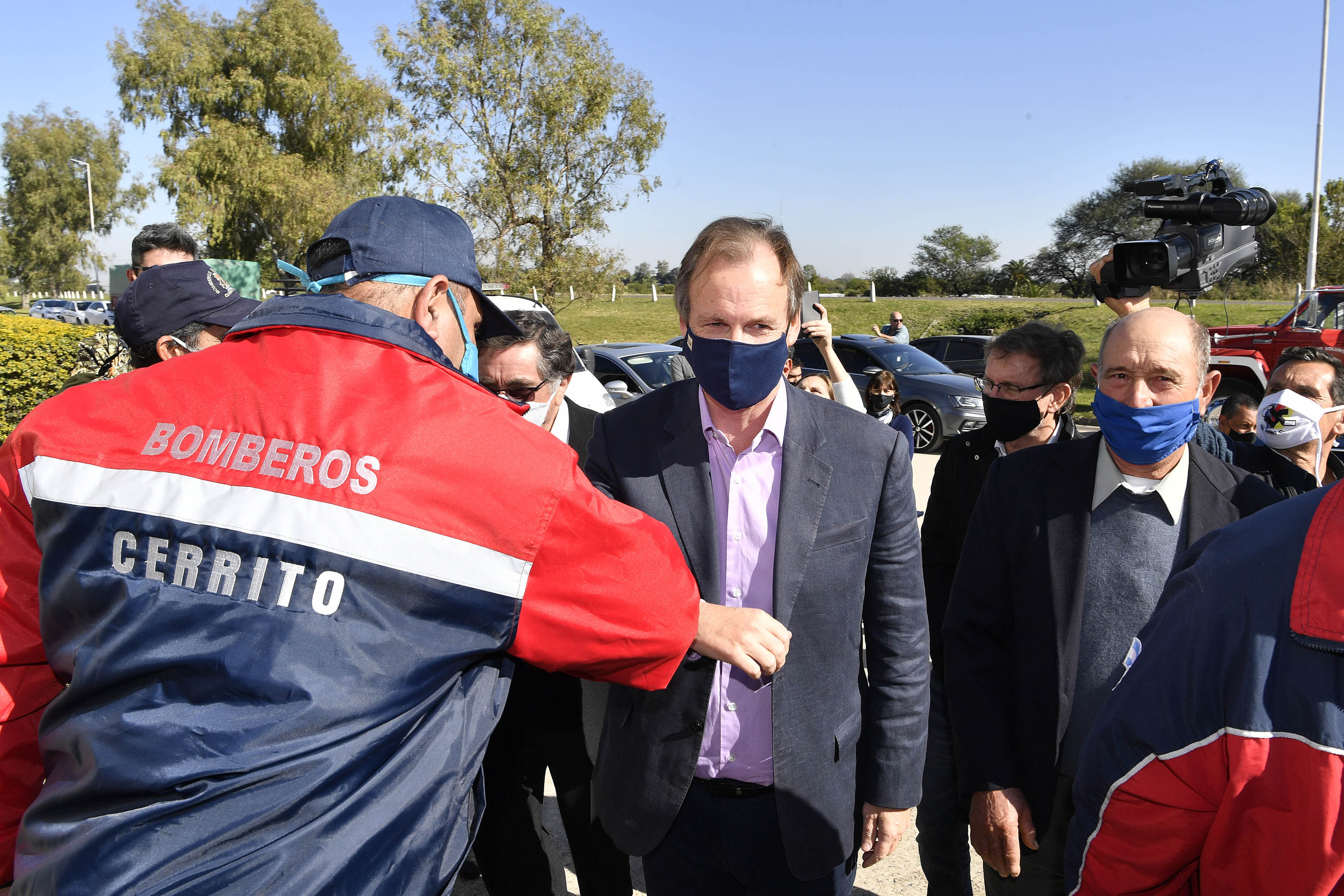 El gobierno entregó aportes a bomberos voluntarios de toda la provincia.
