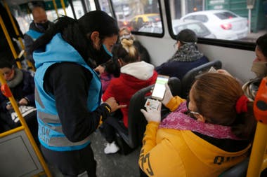 En Buenos Aires, sólo los trabajadores esenciales podrán viajar en transporte público