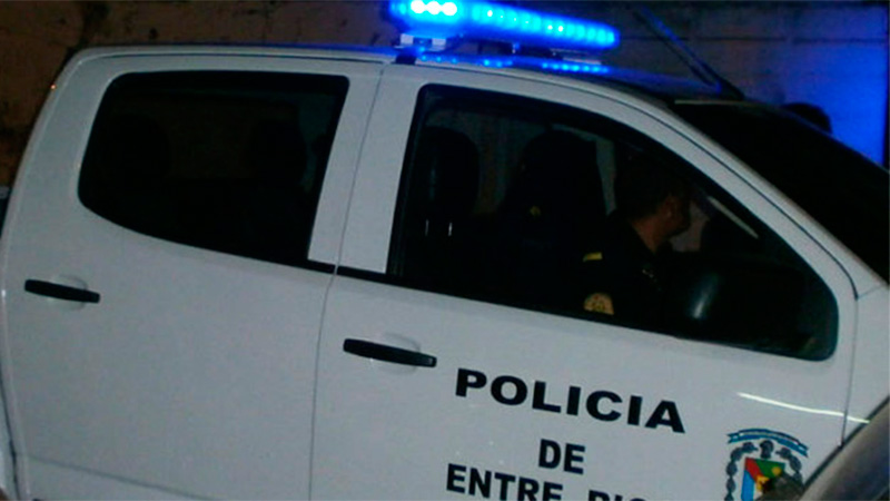 La policía intervino y detuvo al agresor.