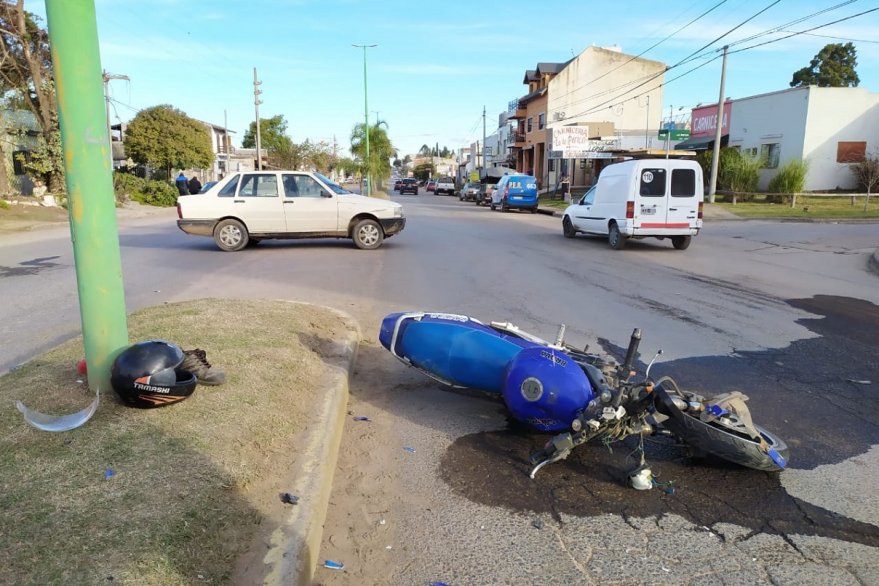 El motociclista sufrió fractura de tórax y murió en el hospital.