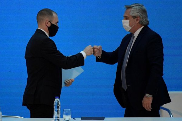 Choque de puños entre Fernández y Guzmán.