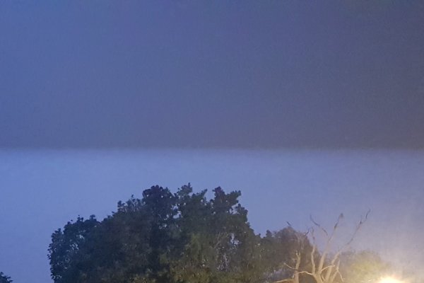 Los relámpagos iluminaban la noche.